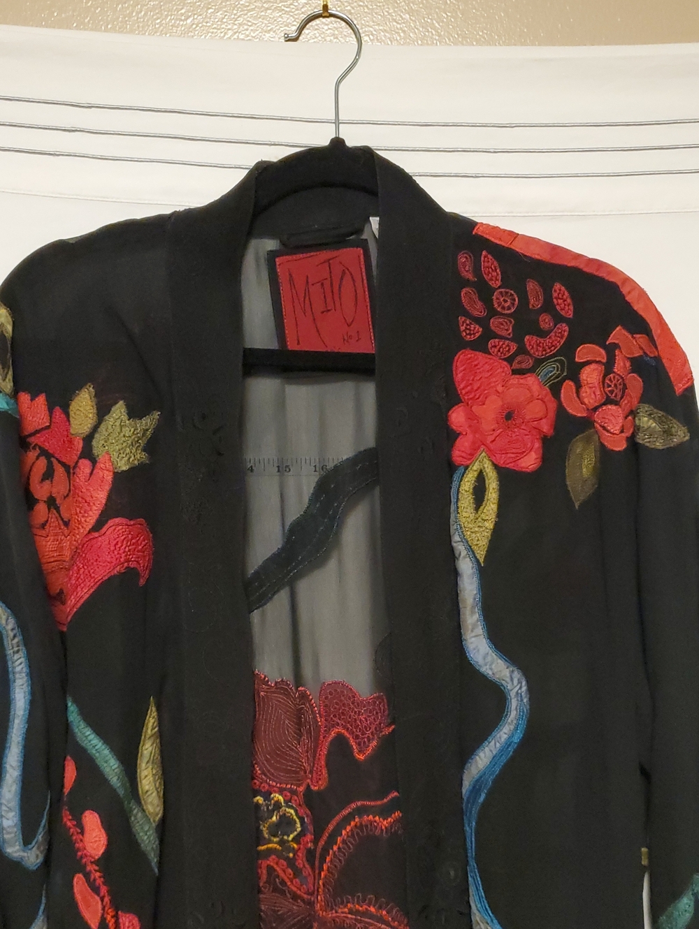 Rare Mito Chicos 100% Black Silk Kimono Robe Embroidered Applique Dramatic M/L - Picture 2 of 5